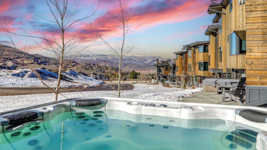 The Ridge at Canyons Village by Avantstay Stunning Ski In/out Condo w/ Hot Tub