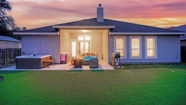 A residential house with a patio area, a hot tub, and a barbecue grill. - Graford by Avantstay Hot Tub, Firepit, Mini Putt (Corpus Christi)