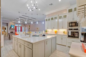 House (5 Bedrooms) | Interior