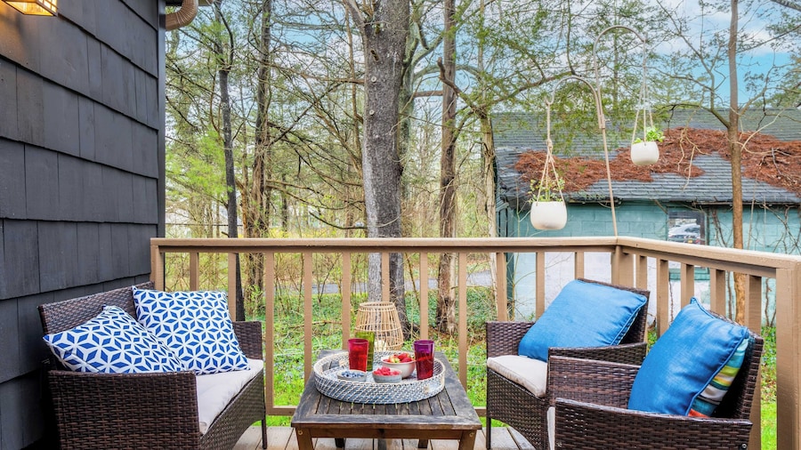 Charcoal Chalet by Avantstay A+ Design w/ Firepit