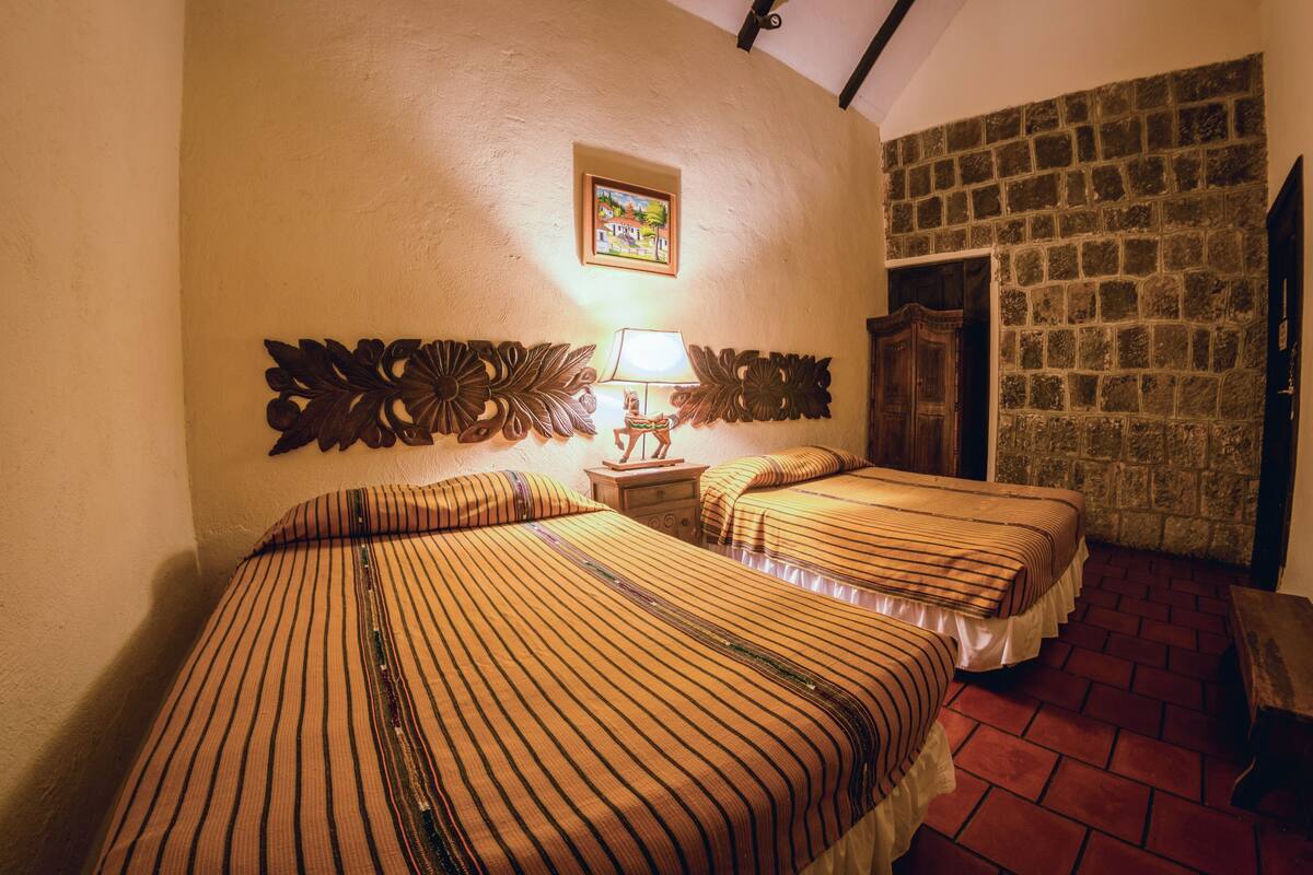 Tabla de planchar con plancha, wifi gratis y decoración personalizada 