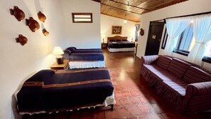 Habitación triple familiar, varias camas, acceso para personas con movilidad reducida | Decoración personalizada y muebles diferentes 