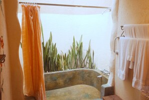 Ducha, artículos de tocador gratuitos, secador de pelo, toallas