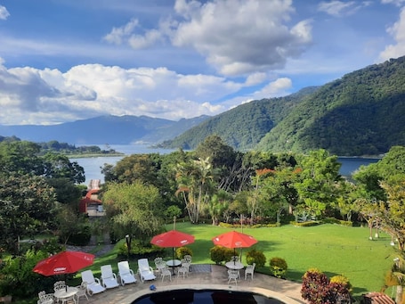 Jardines del alojamiento. Hotel Toliman