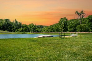 Outdoor dining - Cozy, secluded, peaceful, pond, fishing , swimming, cabin life, large yard area (McGregor)