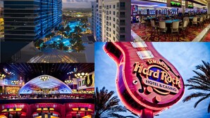 Un hotel con varios pisos, una zona de piscina y una sección de casino con mesas y sillas de juego.