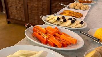 Double Room, Non Smoking, Garden View | In-room dining