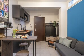 Flat-screen TV - GuestHost - Stylish 33 sqm apartment, ideal for 2 people, located on the ground floor of a building with lift (6 steps to go up and 6 to go down to access it). The accommodation is located in a very central position, an area equipped with every service s (Bari)