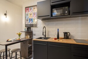 Réfrigérateur, micro-ondes, plaque de cuisson, cafetière/bouilloire