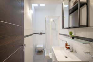 Shower, hair dryer, bidet, towels - GuestHost - Stylish 33 sqm apartment, ideal for 2 people, located on the ground floor of a building with lift (6 steps to go up and 6 to go down to access it). The accommodation is located in a very central position, an area equipped with every service s (Bari)