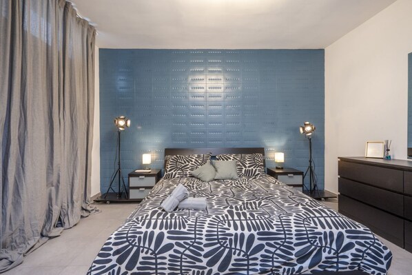 1 bedroom, desk, iron/ironing board, WiFi