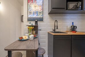 Kühlschrank, Mikrowelle, Herdplatte, Wasserkocher mit Kaffee-/Teezubehör