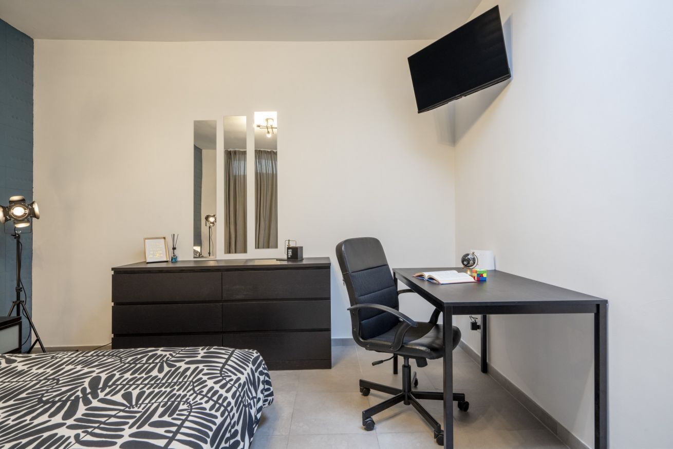 1 makuuhuone, työpöytä, silitysrauta/-lauta, Wi-Fi