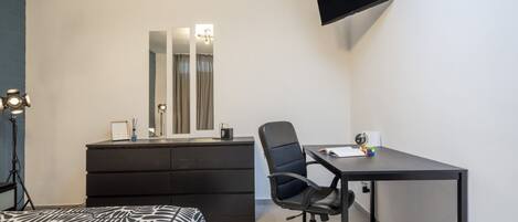 1 makuuhuone, työpöytä, silitysrauta/-lauta, Wi-Fi