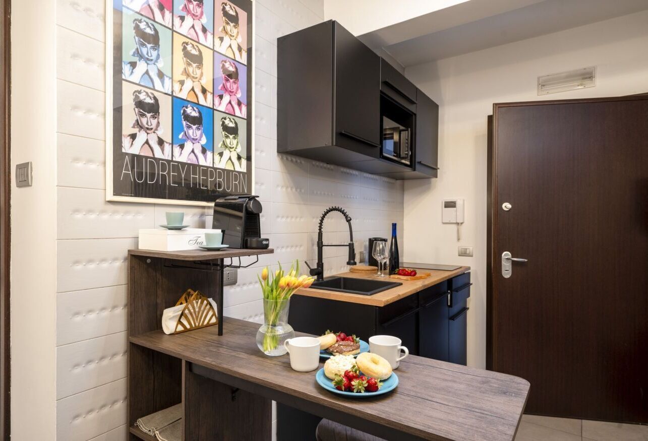 Réfrigérateur, micro-ondes, plaque de cuisson, cafetière/bouilloire