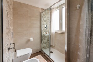 Shower, hair dryer, bidet, towels - Maison Jolie w/ Balconies (Bisceglie)