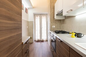 冷蔵庫、オーブン、コンロ、食器洗い機