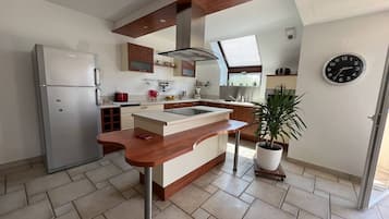 Refrigerador, horno, lavavajillas y tostadora