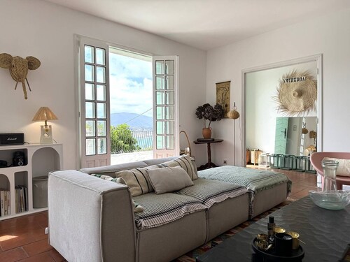 VILLA  A  MUREDDA, piscine chauffée et vue mer