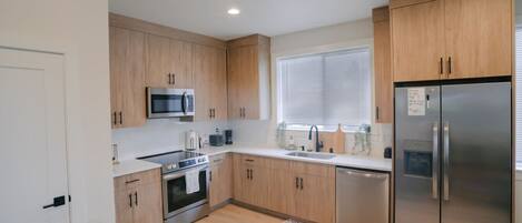 Refrigerador, microondas, horno, placa de cocina