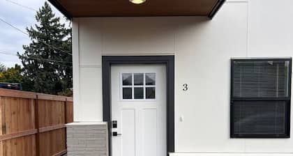 Luxury Home in Heart of Vancouver / Quiet & Cozy