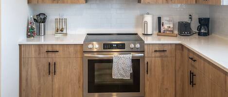 Een koelkast, een microgolfoven, een oven, een kookplaat