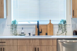 冰箱、微波炉、烤箱、炉灶