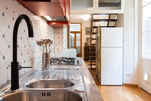 Frigorifero, forno, piano cottura, lavastoviglie