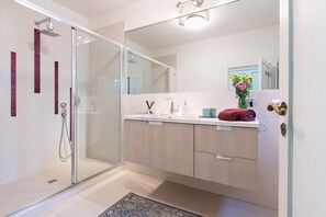 Shower, hair dryer, bidet, towels