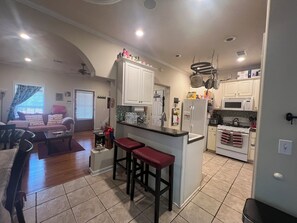 Fridge, microwave, oven, stovetop - Lovely home in good location just few minutes to OleMiss and downtown. (Oxford)