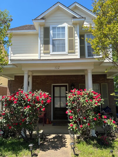 Lovely home in good location just few minutes to OleMiss and downtown. 