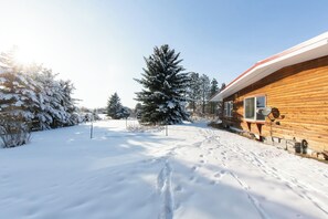 Property grounds - Serene Pet Friendly, Fully Fenced 1 Acre 4BR 1.5BA Home With Privacy and Views (Bozeman)