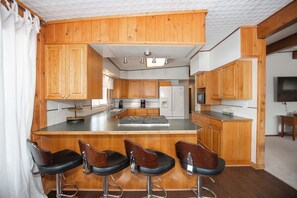 Microwave, oven, stovetop, dishwasher - Serene Pet Friendly, Fully Fenced 1 Acre 4BR 1.5BA Home With Privacy and Views (Bozeman)