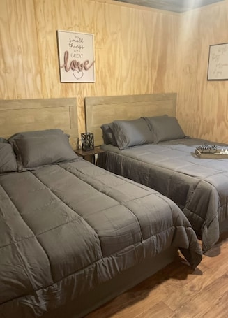 1 bedroom, iron/ironing board, bed sheets. Hogan's Hideout Cottage #8