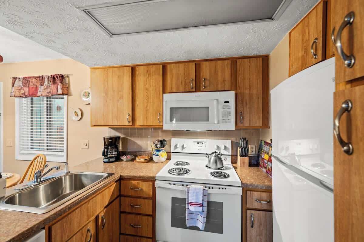 Coffee/tea maker, fridge, microwave, oven