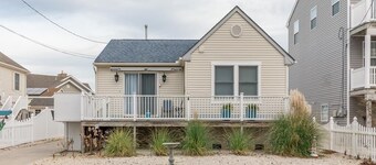 Seas the Day! Lovely 3-bedroom, 1.5 bath home close to the beach