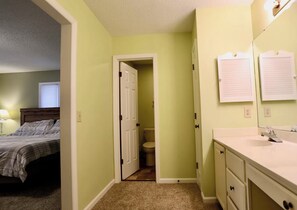 Dutxa, assecador de cabells, tovalloles i sabó 