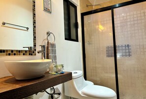 Douche, articles de toilette écologiques, séchoir à cheveux