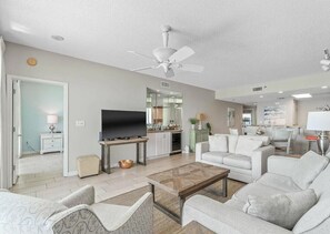 TV - Amazing 2BR Beachfront Condo in the Heart of Destin (Destin)