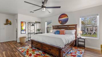 4 habitaciones, escritorio y tabla de planchar con plancha