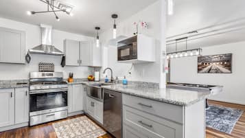 Refrigerador, microondas, horno y parrilla de estufa