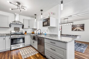 Fridge, microwave, oven, stovetop - Grand Canyon - Theater - Arcade - Pickleball - Pool Table - Fire Pit - View (Williams)