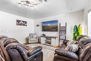 Smart-TV, Kamin, Videospiele, Bücher