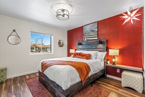 4 bedrooms, desk, iron/ironing board, travel cot - Grand Canyon - Theater - Arcade - Pickleball - Pool Table - Fire Pit - View (Williams)