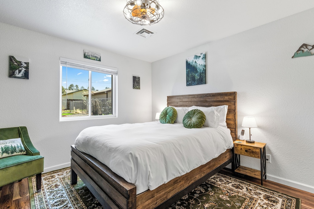 Grand Canyon Casa w/Theater, Arcade Games, Pool Table in Williams, AZ