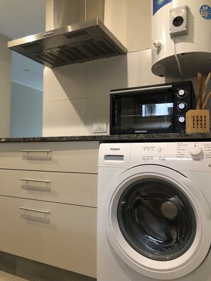 Interior - Apartamento Moderno en Condominio, con Cochera. Ideal Para Parejas (Godoy Cruz)