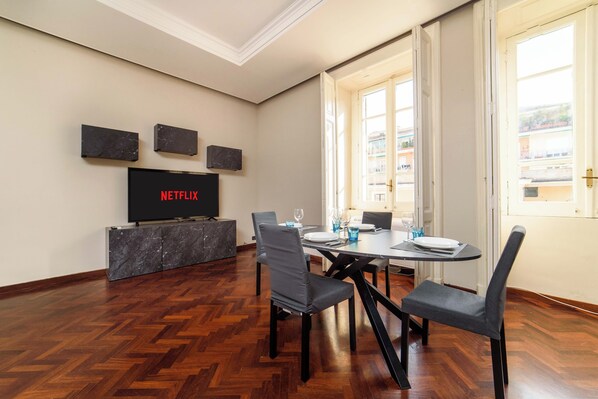 Dining - Appartamento luminoso a 5 minuti a piedi dalla stazione dei treni. (Salerno)