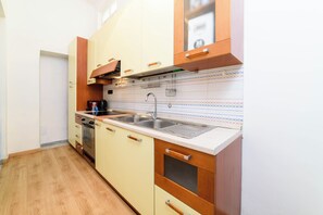 Private kitchen - Appartamento luminoso a 5 minuti a piedi dalla stazione dei treni. (Salerno)