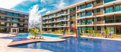 3 ulkouima-allasta, aurinkovarjoja, aurinkotuoleja