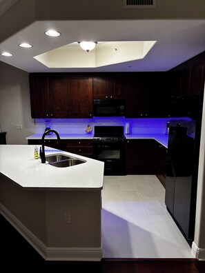 Køleskab, mikrobølgeovn, ovn, kogeplade